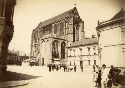55861 Gezicht op het Munsterkerkhof met de Domkerk te Utrecht; rechts van de kerk het Leesmuseum en het op 15-10-1883 ...